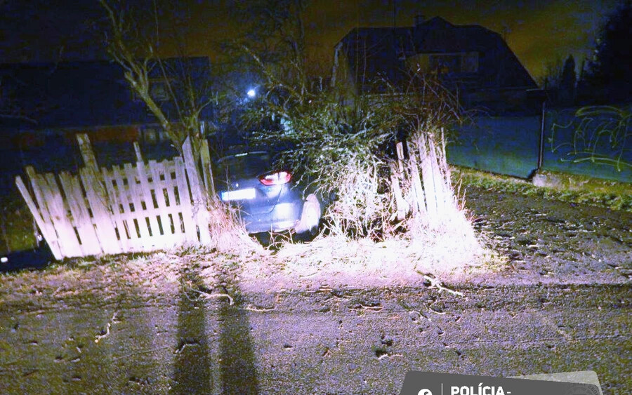 Áttört egy kerítést, fának ütközött a részeg sofőr