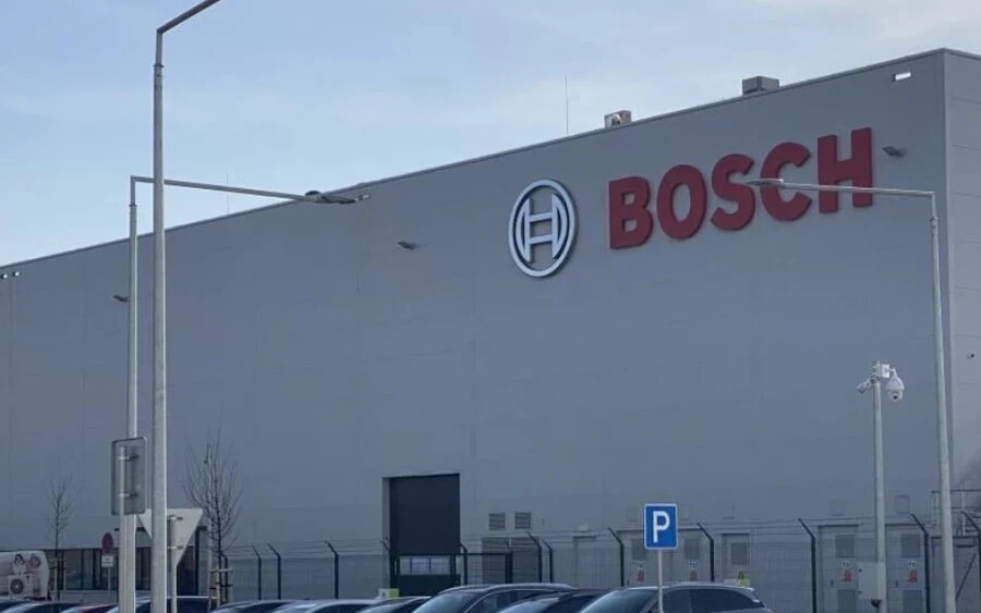 „A biztonsági tanács valódi oka? A Bosch befektetések Szlovákiából, pontosabban Kelet-Szlovákiából való távozásának fedezése! Ezek Robert Fico és Peter Pellegrini kormányának következményei. A befektetőket nem fogják olcsó populista marketinggel megrészegíteni” - írta a közösségi hálózaton.