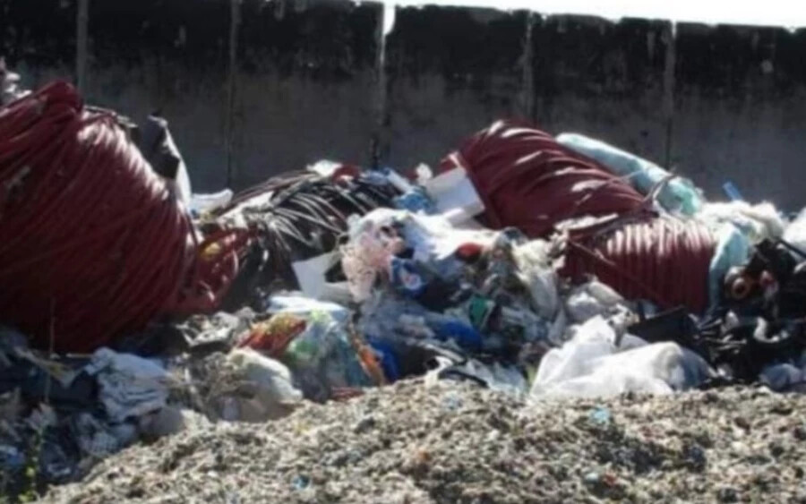 A gyanúsítottak egy hatalmas szemétlerakatot hoztak össze így, több mint 383 tonna hulladékkal. A rendőrök szerint a környezetvédelmi hatóságok eközben egy sokkal nagyszabásúbb hulladékbehozatalt is megakadályoztak. Egyúttal figyelmeztették a polgárokat, hogy az ilyen szemétlerakás veszélyezteti és károsítja a társadalom környezeti és gazdasági érdekeit.