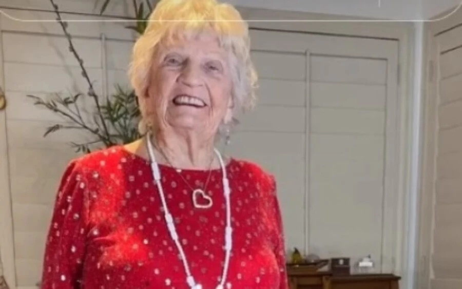 90 éves miniszoknyás nagymamáért őrül meg az internet