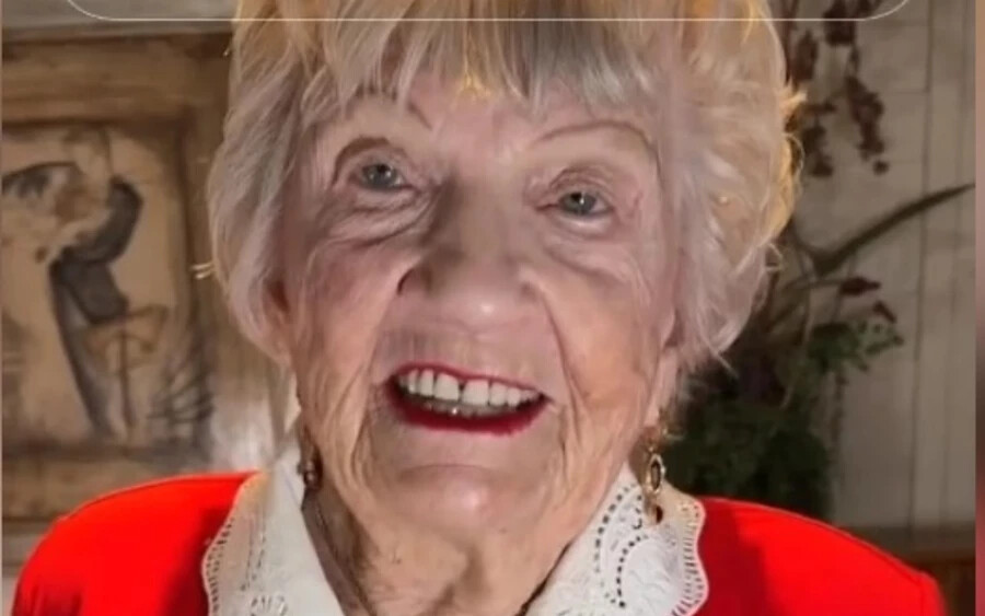 90 éves miniszoknyás nagymamáért őrül meg az internet