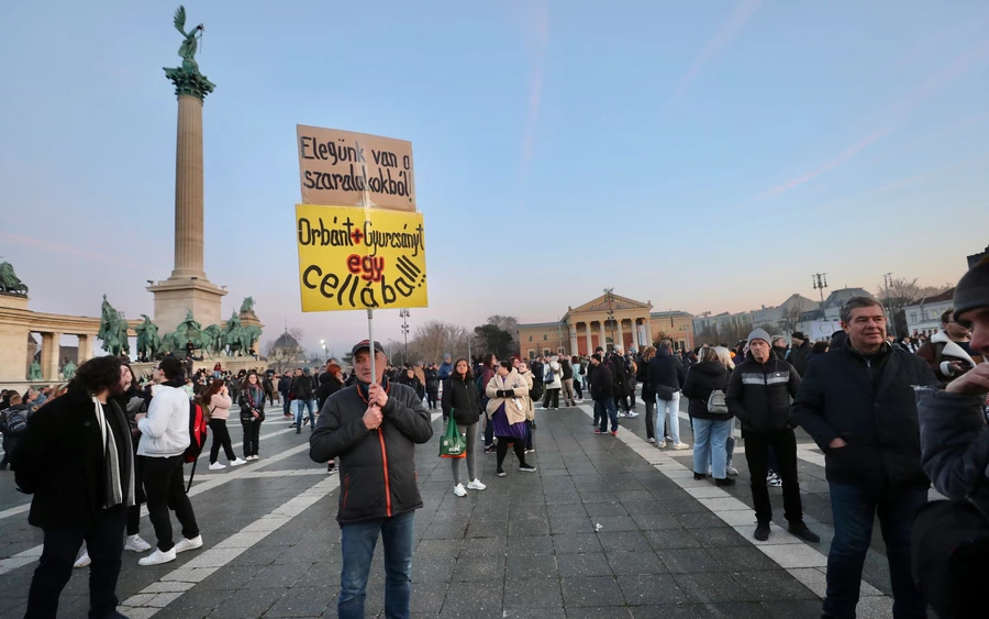 A pedofilsegítőnek adott elnöki kegyelem miatt tüntetnek Budapesten