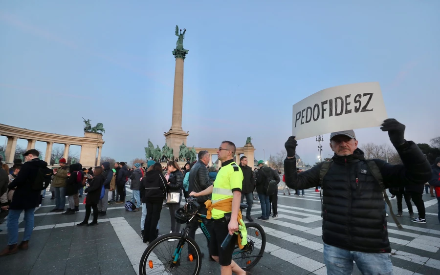 A pedofilsegítőnek adott elnöki kegyelem miatt tüntetnek Budapesten