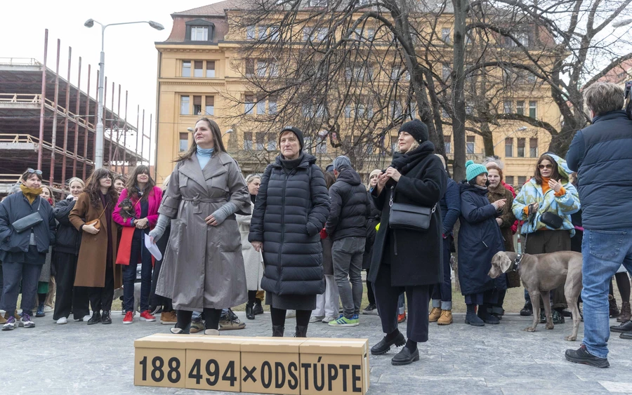 Több mint 188 ezren követelik a kulturális miniszter lemondását (FOTÓK)