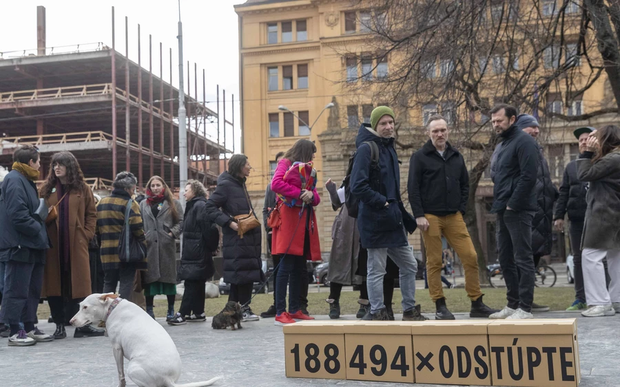 Több mint 188 ezren követelik a kulturális miniszter lemondását (FOTÓK)