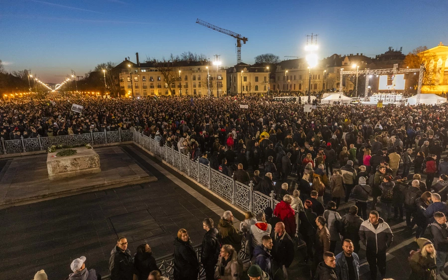 A pedofilsegítőnek adott elnöki kegyelem miatt tüntettek Budapesten