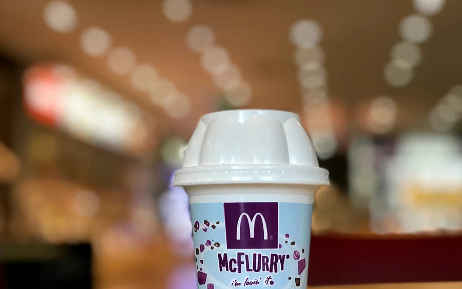  A fiút a helyszínen Micah-nak nevezték el, de „McFlurryként” becézik. „A mentős javasolta, hogy hívjuk őt 'Baby McNugget'-nek. Azonban úgy gondoljuk, hogy az akkori körülményekre való tekintettel jobb volt egy fagyos desszert után hívni őt” - mondta a háromgyermekes anyuka a Metrónak.