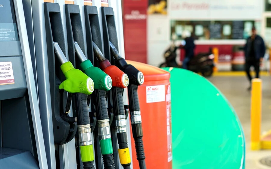 A Statisztikai Hivatal adatai szerint az idei év hatodik hetében a 95-ös oktánszámú benzin literenkénti átlagára 1,602 euró, a 98-as oktánszámú benziné pedig 1,792 euró volt (mínusz 4 eurócent literenként). A nafta ára nem változott a héten, átlagosan 1,591 euró volt literenként.