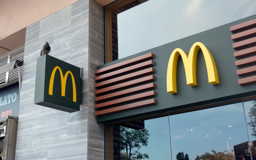  A fájások egyre fokozódtak, és a fiatal nő tudta, hogy valószínűleg nem érnek be a szülészetre. Így behajtottak a legközelebbi parkolóba, ami éppen egy McDonald's gyorsétterem előtt volt, és kihívták a mentőket. Mielőtt a fiatal nő észbe kapott volna, megszületett a kisfia. A mentősök éppen időben érkeztek a helyszínre, és kórházba szállították az újszülöttet és a nőt is. 