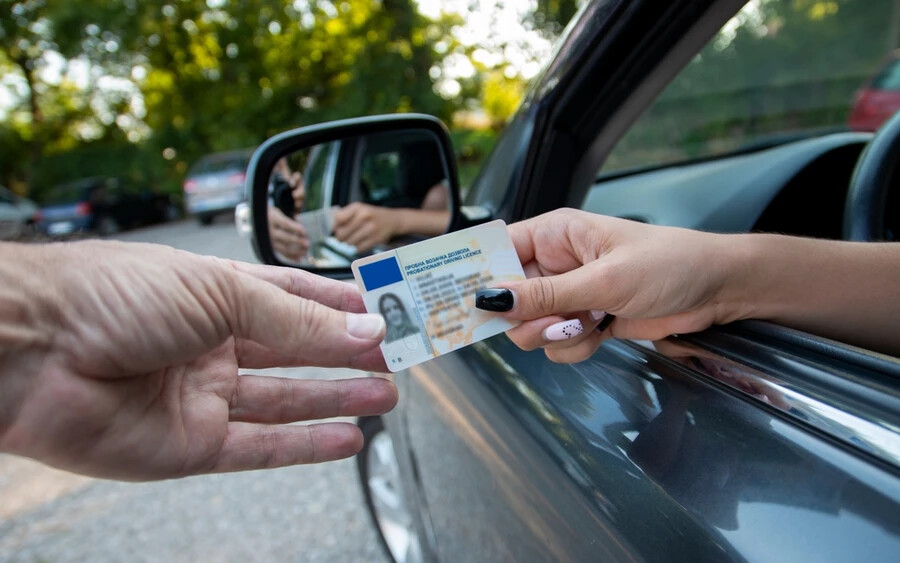 Továbbá az aktualizált szabályok szerint a tapasztalatlan járművezetőknek legalább kétéves próbaidőszakon kell átesniük, ezalatt az idő alatt pedig bizonyos korlátozások vonatkoznának rájuk. A képviselők egyetértenek a digitális jogosítvány bevezetésével is. A javaslattal kapcsolatos további lépéseket a június 6–9-én tartandó európai parlamenti választások után felálló új Európai Parlament fogja megtenni.