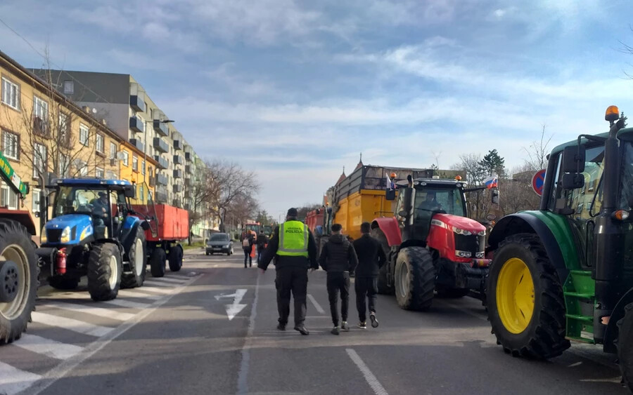 Galántán is traktorba ültek az elégedetlen gazdák (FOTÓK+VIDEÓ)