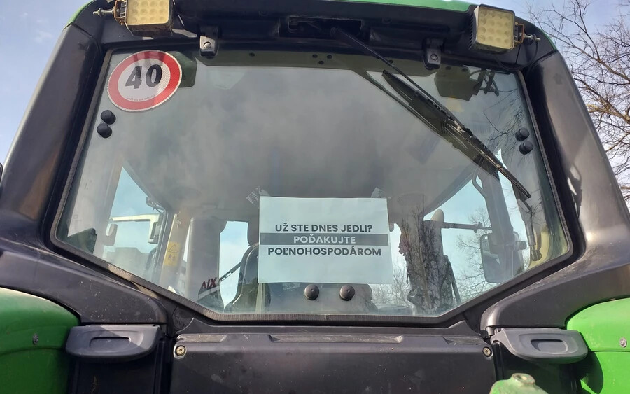Galántán is traktorba ültek az elégedetlen gazdák (FOTÓK+VIDEÓ)