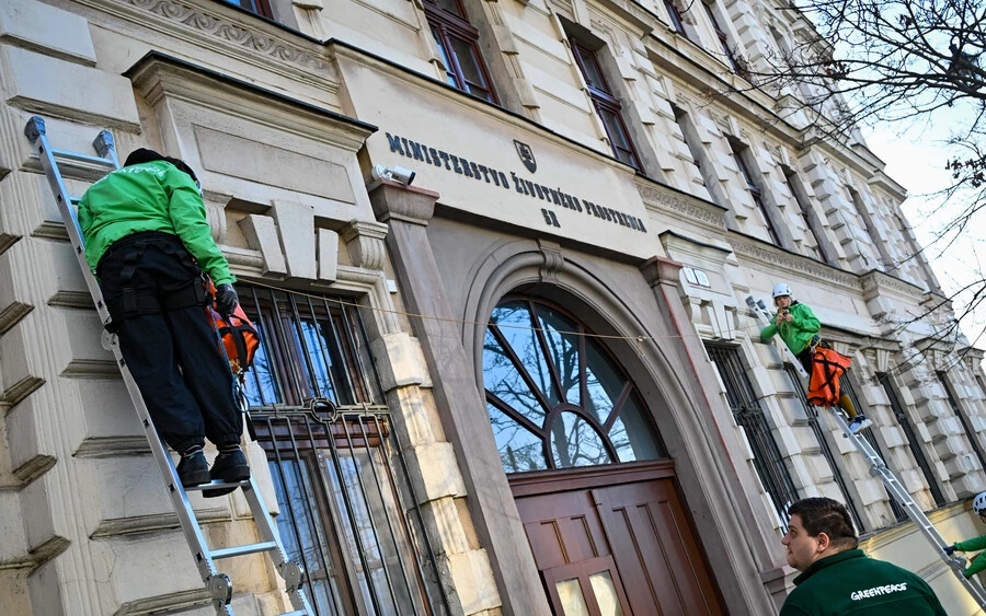 „Környezetpusztítási minisztérium” – függesztette ki a transzparenst a környezetvédelmi tárca épületére a Greenpeace (FOTÓK)