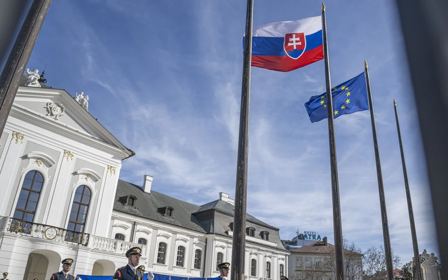 NATO-zászlót vontak fel az elnöki palota előtt (FOTÓK)