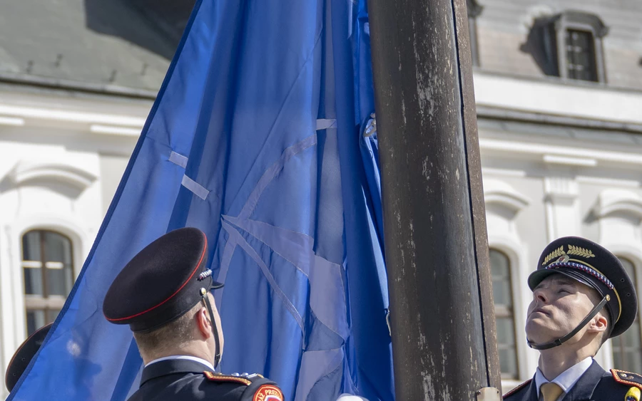 NATO-zászlót vontak fel az elnöki palota előtt (FOTÓK)