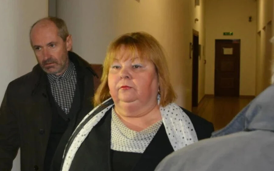 A gyanúsított letartóztatása után szabadlábon maradt, de egy hétvégén fenyegető levelet hagyott beosztottjai részére. Ekkor a regionális bíróság őrizetbe vette, és több hétig maradt fogságban. A volt igazgató, Natália Tobiášová (67), akit már bíróság elé állítottak, tagadja bűnösségét. Azt állítja, hogy a kezébe és személyes bankszámlájára került összegek kölcsönök visszafizetéseiként értelmezendők.