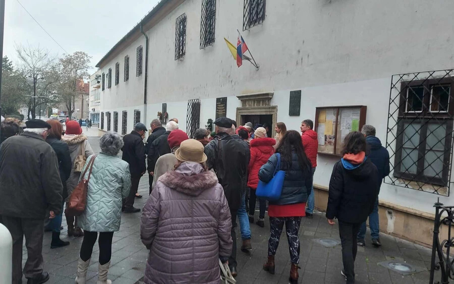 Bevonultak a ferencesek templomába, hogy csendes imával tiltakozzanak (FOTÓK)