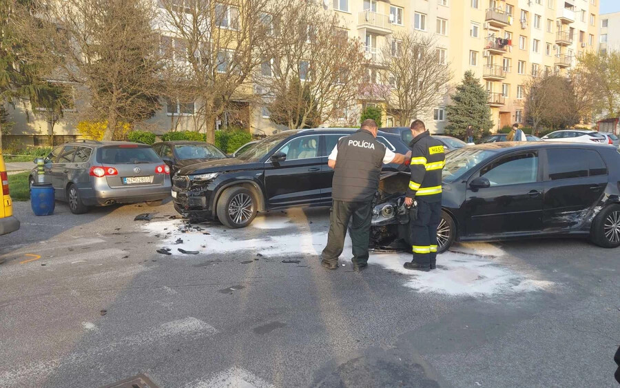 Négyes ütközés a péntek délutáni csúcsforgalomban Vágsellyén (FOTÓK)