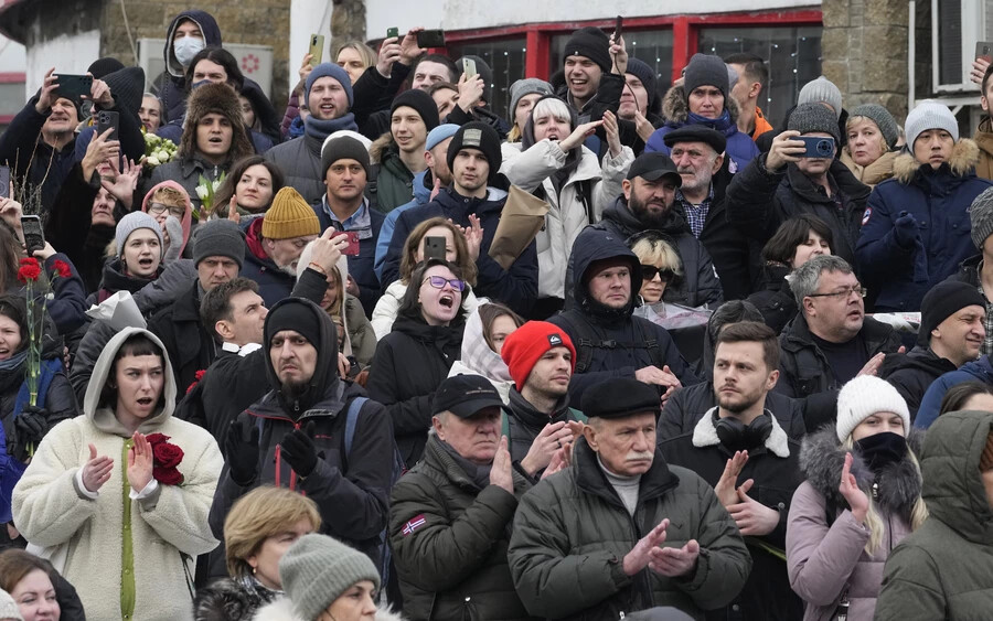Eltemették Alekszej Navalnijt, ezrek tapsolták meg a koporsóját (FOTÓK+VIDEÓ)