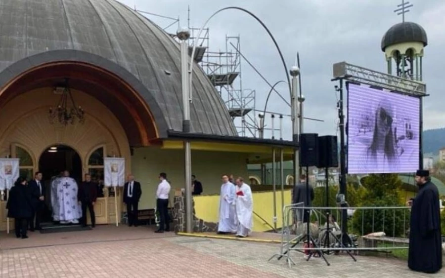 A lányok épp egy egyházi találkozóra tartottak, és egy úttesten akartak átkelni, mikor az elinduló busz maga alá gyűrte őket. Végső búcsújúkra szerdán került sor, és tömegek tették tiszteletüket a temetésükön. 