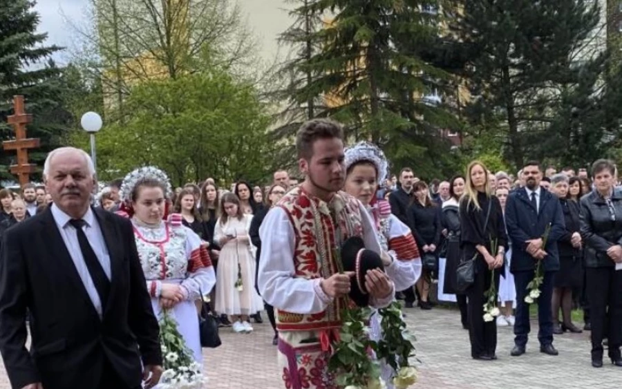 A gyászmisét élőben közvetítette a keresztény rádió és két helyi televízióállomás. A gyászolókhoz Ferenc pápa is szólt, akit a püspök értesített a fiatalok balesetéről. 