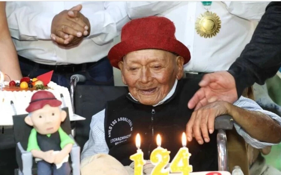 A perui hatóságok megpróbálják elérni, hogy a 124 éves Marcelino Abad bekerüljön a Guinness Rekordok Könyvébe - írja a CNN Prima News. Ám a könyv szakértőinek előbb felül kell vizsgálniuk az ügyet. Ha a kora igaz, ő lesz a történelem legidősebb embere, akinek korát dokumentálták is.