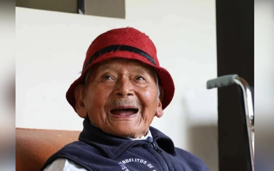 Marcelino Abad, aki állítolag 124 éves egyébként azt állítja, hogy hosszú életét a rendszeres gyümölcsfogyasztásnak és a kokalevelek rágásának köszönheti.