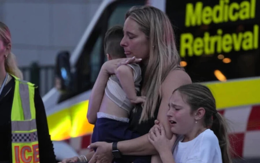 Az ausztráliai Sydney egyik bevásárlóközpontjában elkövetett szombati támadás áldozatai között van egy újdonsült édesanya is. 9 hónapos babáját saját testével védte meg attól az ámokfutótól, aki több áldozattal végzett a késelés során.