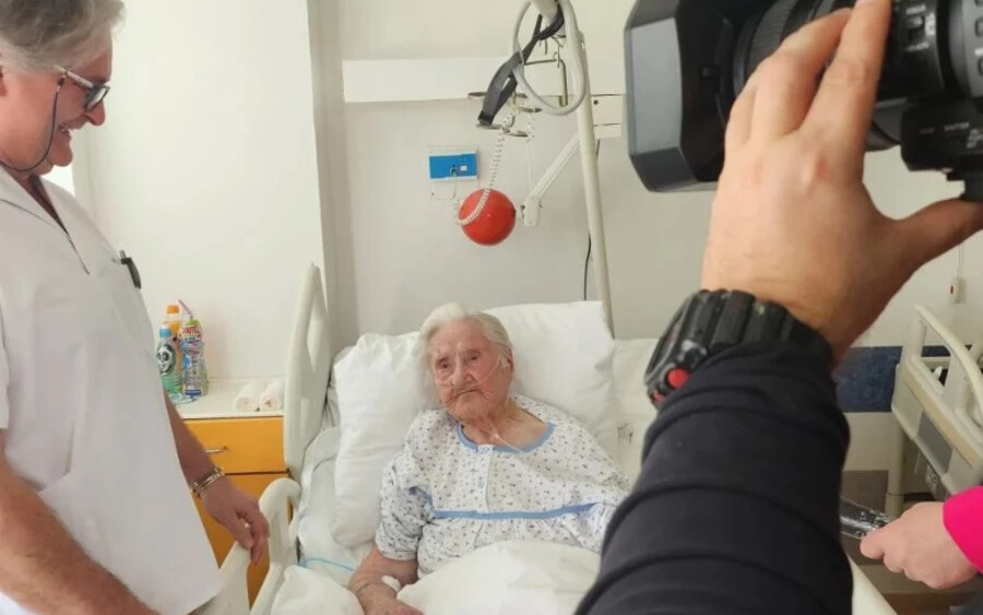 „A 105 éves nyitrai páciens, Helenka szerencsétlen balesete után került ortopéd-traumatológiai klinikánkra” – árulta el Tatiana Kubinec, a nyitrai kórház szóvivője. Bár a műtét rendkívül kockázatos az ilyen magas korú betegek esetében, az életerős asszony teljesen jól van.