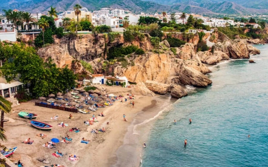 2. Spanyolország, Costa del Sol: Szintén gyönyörű strandjairól, napos idejéről és színes kultúrájáról ismert úti célról van szó. A vezető üdülőhelye spanyol éttermeivel, történelmi helyszíneivel és színes éjszakai életével vonzza a látogatókat.