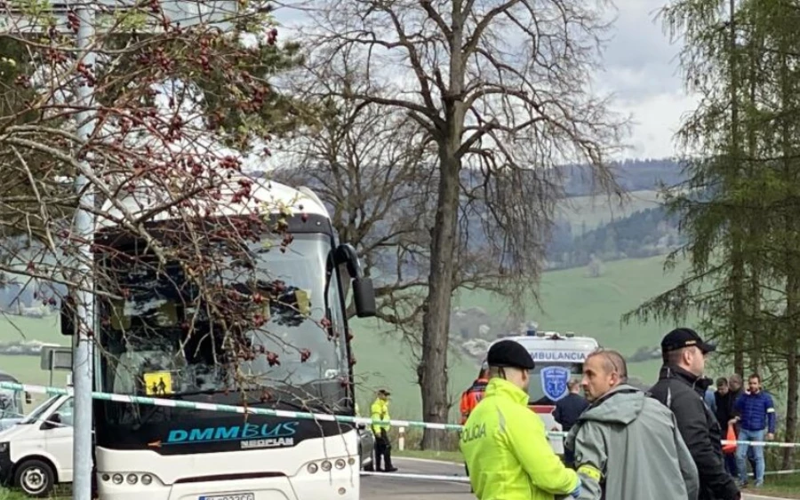 A lányok közül hárman a busz alá szorultak, mások is megsérültek, egy személyt még mindig kórházban ápolnak. Ketten a helyszínen, egy lány pedig a kórházban vesztette életét. A többieket a mentők számos sérüléssel, köztük nyílt sebekkel és törésekkel szállították kórházakba.