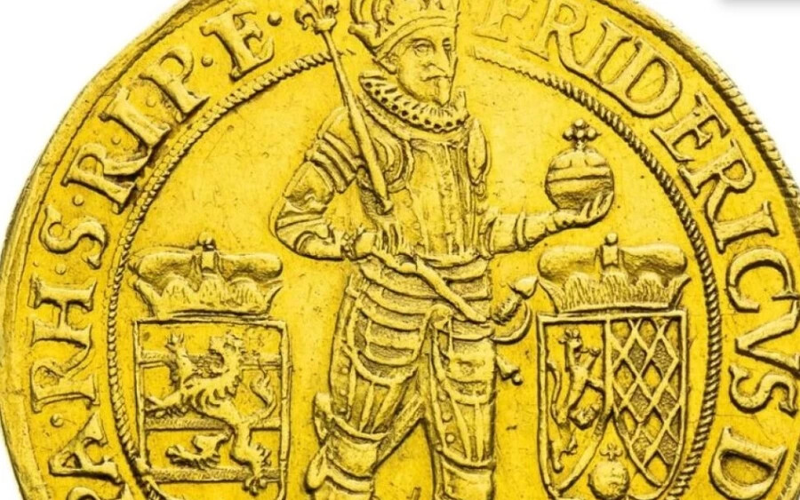 Az árverés legdrágább darabja I. Leopold császár 1669-ből származó dukátja lesz, amelynek kikiáltási ára 7 575 000 CZK, azaz valamivel több mint 300 ezer euró. Szakértők szerint azonban az értéke ennek többszöröse.