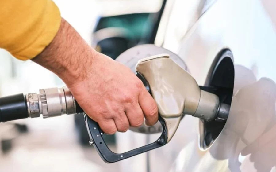 Jelenleg a szlovákiai autósok átlagosan literenként 1,7 euróért tankolnak 95-ös benzint és 1,57 euróért gázolajat. Robert Fico ellenzéki politikusként, amikor a benzin ára még 1,53 euró volt literenként, felvett egy videót, amelyben arról panaszkodott, hogy az akkori kormány nem tesz semmit az üzemanyagárak ellen. 