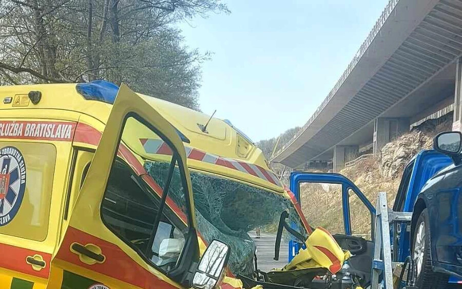 TRAGÉDIA: Frontálisan ütközött a mentővel a vontatóautó, elhunyt a mentős