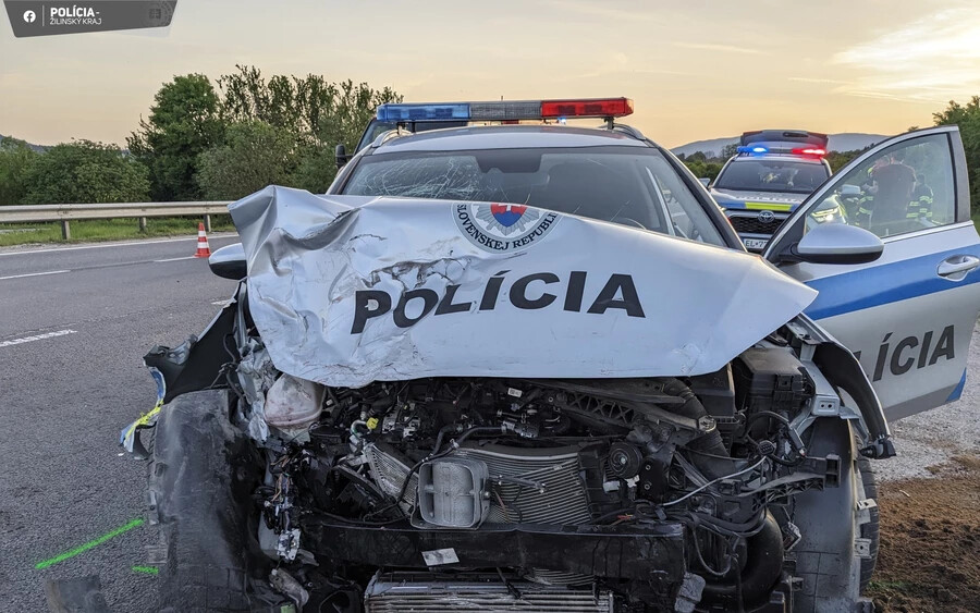 BALESET: Frontálisan rendőrkocsinak ütközött autójával egy idős sofőr (FOTÓK)