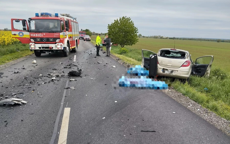 TRAGÉDIA: Hárman meghaltak két autó frontális ütközése során a Vágsellyei járásban
