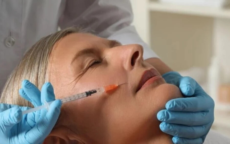 Az amerikai CDC szerint a három nő egy kozmetikai kezelésen vett részt egy engedély nélküli létesítményben. A CDC múlt heti megbetegedési és halálozási jelentésében közölte, hogy a klinikán 2018 és 2023 között végzett vizsgálat kimutatta, hogy a klinika többször használt egyszeri használatra szánt eszközöket. 