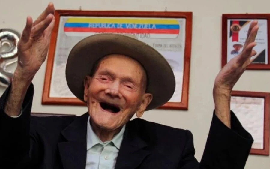 Pérez 1909. május 27-én született a venezuelai Táchira állam El Cobre településén. Földművesként kereste kenyerét, és a Tio Vicente becenévre hallgatott. 1938 óta volt házas, felesége 1997-ben halt meg.