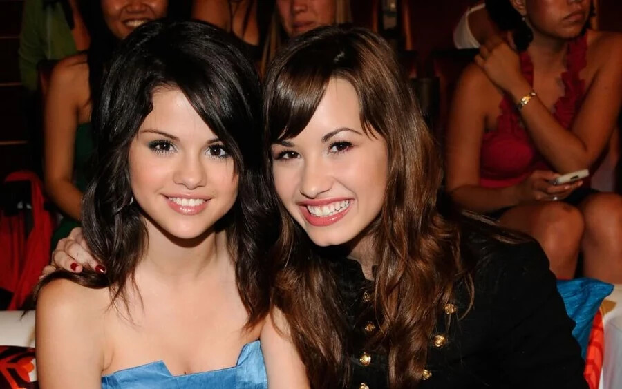 Selena Gomez és Demi Lovato olyanok voltak, mint a testvérek. A Disney stúdióban dolgozva találkoztak, mindketten tévésorozatokban és filmekben szerepeltek és bármikor számíthattak egymásra. A barátságuk azonban véget ért személyes konfliktusaik miatt, amelyeket Demi mentális problémái csak súlyosbítottak. A békülési kísérletek ellenére sem sikerült újra közelebb kerülniük egymáshoz.  