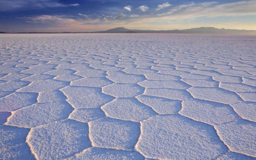 A Salar de Uyuni a bolygó egyik legszélsőségesebb és legcsábítóbb tája, a világ legnagyobb sómezeje, amelyet a réges-régen elpárolgott őskori tavak hagytak maguk után.