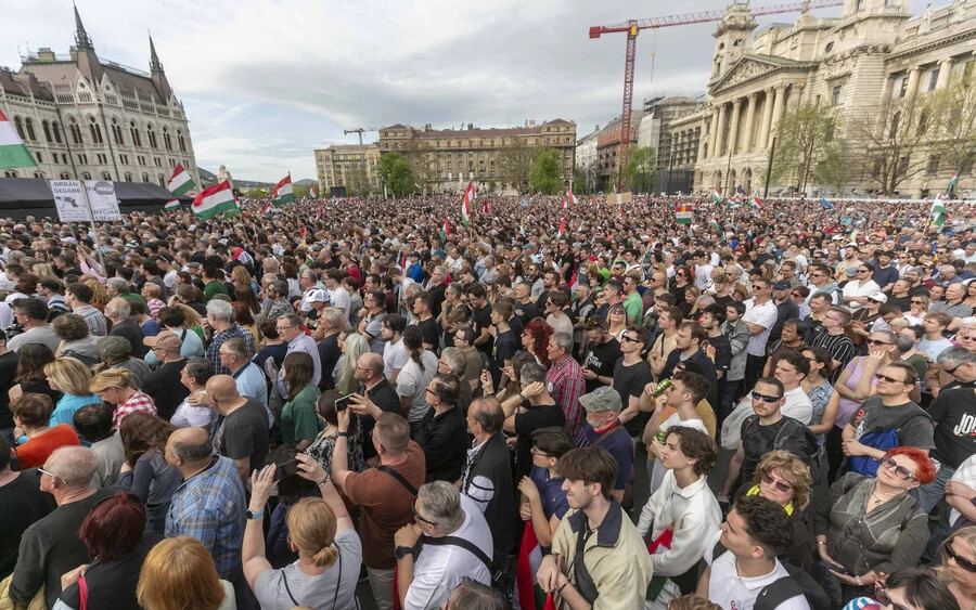 Óriási a tömeg a Magyar Péter által meghirdetett budapesti tüntetésen