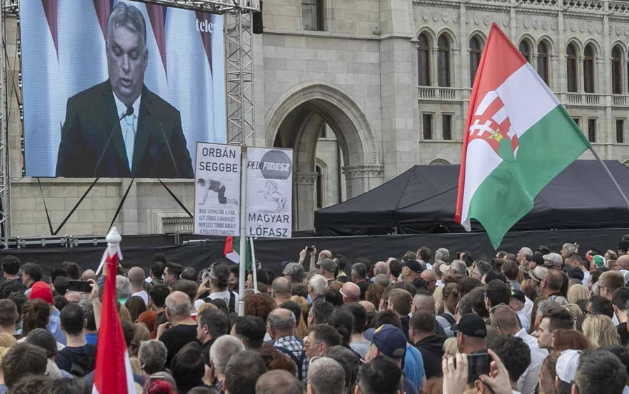 Óriási a tömeg a Magyar Péter által meghirdetett budapesti tüntetésen
