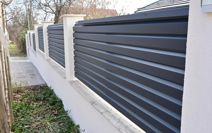 Soha többé kerítésfestegetés – itt a gondozásmentes DAKO acélkerítés termékcsalád!