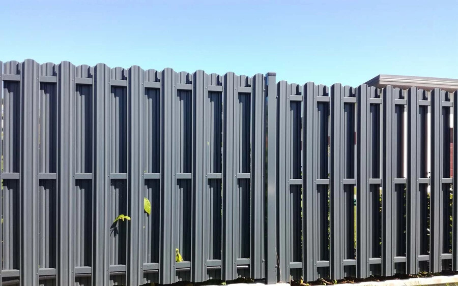 Soha többé kerítésfestegetés – itt a gondozásmentes DAKO acélkerítés termékcsalád!