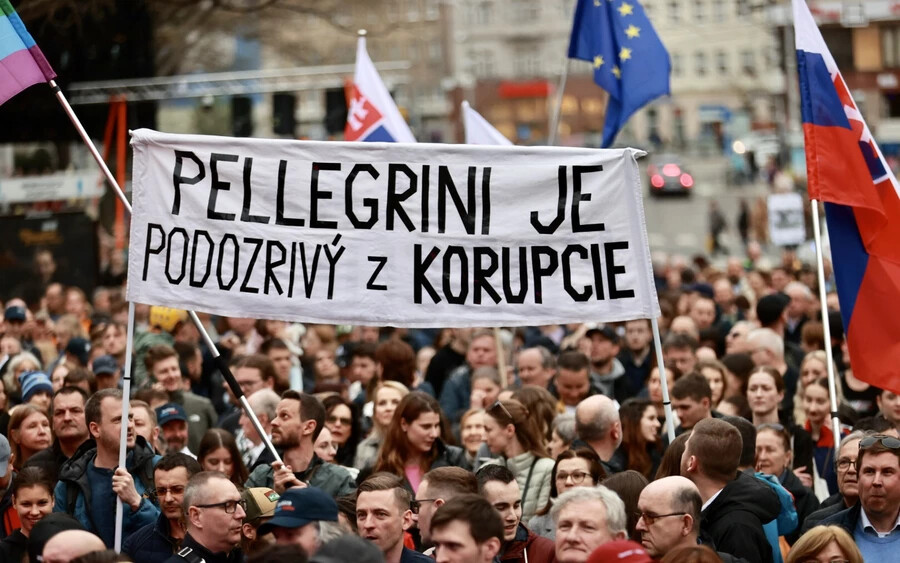 Több ezer fős tömeg támogatja Korčokot