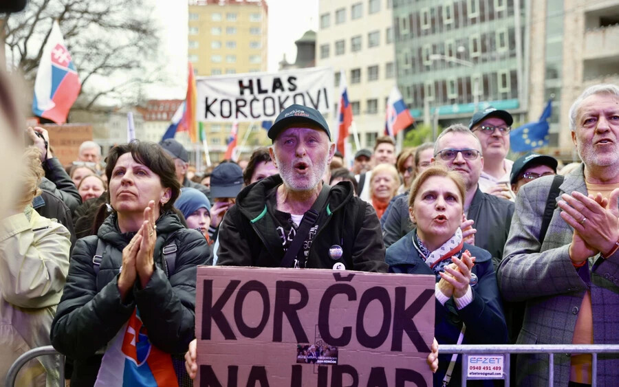Több ezer fős tömeg támogatja Korčokot
