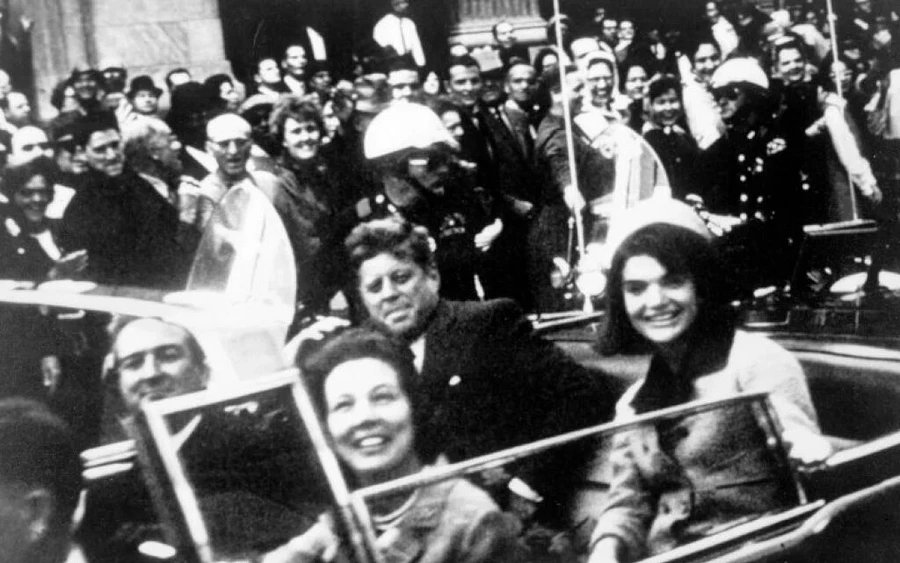 Kennedy az Egyesült Államok 35. elnökeként szolgált, elnöksége alatt számos külföldi válsággal nézett szembe Kubában és Berlinben. Hihetetlen beszédei és karizmája révén 1964-ben hozzájárult a polgárjogi törvény elfogadásához, amely jelentős fordulópontot jelentett a történelemben.