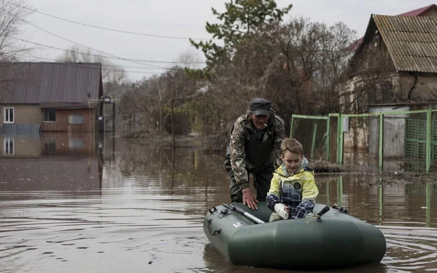 A Kazahsztánnal határos oroszországi Orenburg régiót az eddig ott feljegyzett legsúlyosabb árvíz sújtja. Az hatóságok arra számítanak, hogy az árhullám a péntek és a szombat folyamán tetőzik majd. 