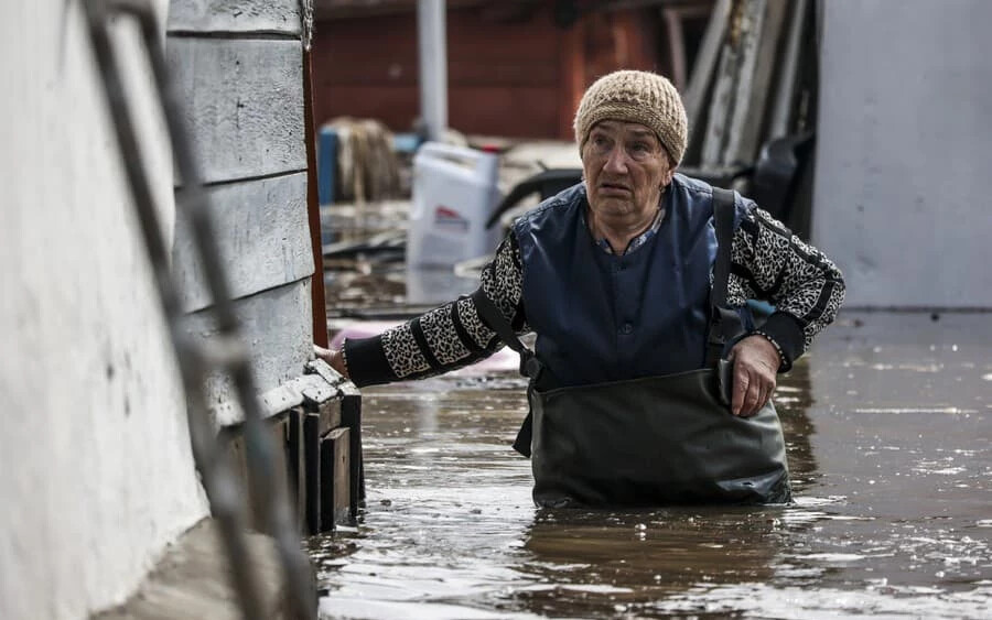 A Kazahsztánnal határos oroszországi Orenburg régiót az eddig ott feljegyzett legsúlyosabb árvíz sújtja. Az hatóságok arra számítanak, hogy az árhullám a péntek és a szombat folyamán tetőzik majd. 
