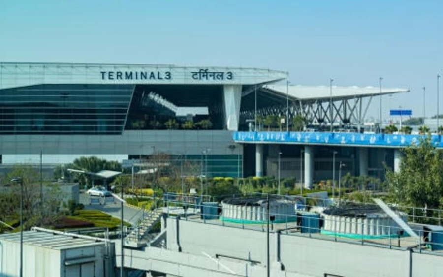 10. Indira Gandhi nemzetközi repülőtér (Újdelhi, India). A szállított utasok száma: 72,2 millió.  Az Indira Gandhi repülőtér három terminállal rendelkezik, és az első karbonsemleges repülőtér az ázsiai-csendes-óceáni térségben. A repülőtér 2023-ban mintegy 470 millió eurós bevételre tett szert.